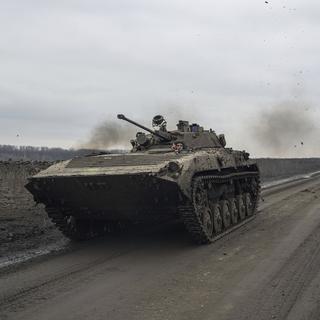 Trois questions sur la guerre en Ukraine. [Keystone - AP Photo/Evgeniy Maloletka]