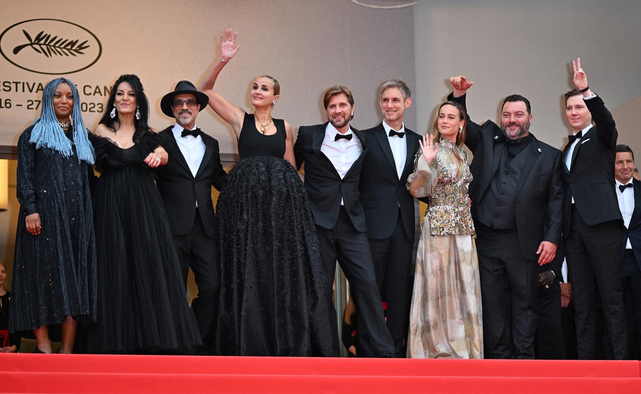 Le jury de la 57e édition sur le tapis rouge lors de l'ouverture du Festival de Cannes, le 16 mai 2023. De gauche à droite: Rungano Nyoni, Maryam Touzani, Atiq Rahimi, Julia Ducournau, Ruben Ostlund (président), Damian Szifron, Brie Larson, Denis Menochet et Paul Dano. [Anadolu Agency/Mustaf/AFP - Mustafa Yalcin]