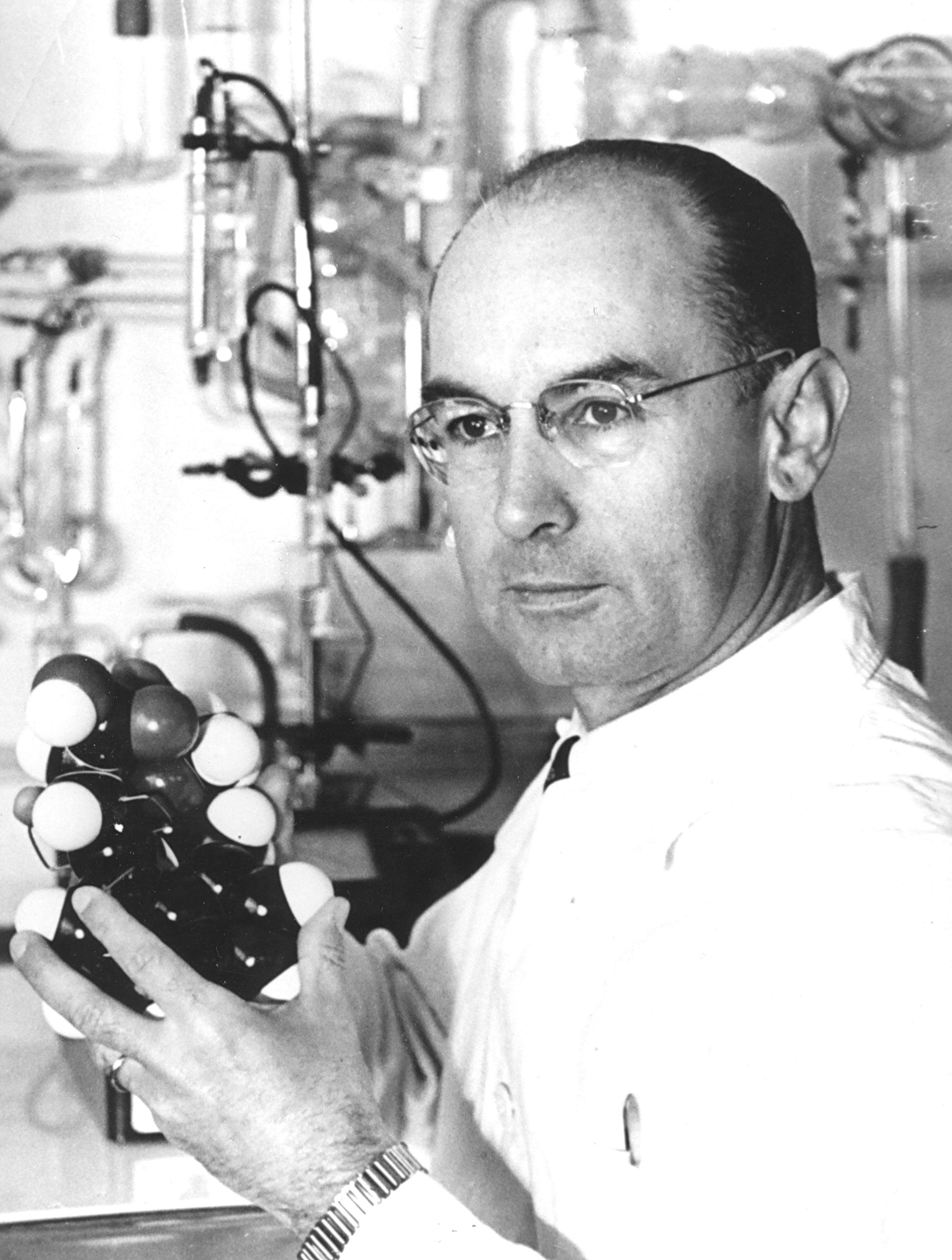 Le chimiste bâlois Albert Hofmann avec un modèle de la molécule du LSD, en 1943. [Archives cinématographiques de Novartis]
