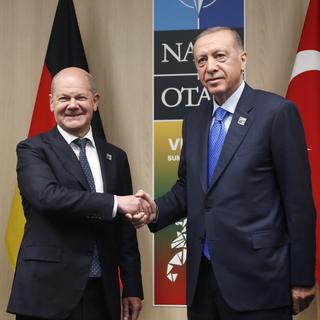 Le président turc Recep Tayyip Erdogan et le chancelier allemand Olaf Scholz se serrent la main le 11.07.2023, lors du sommet de l'OTAN à Vilnius en Littuanie.