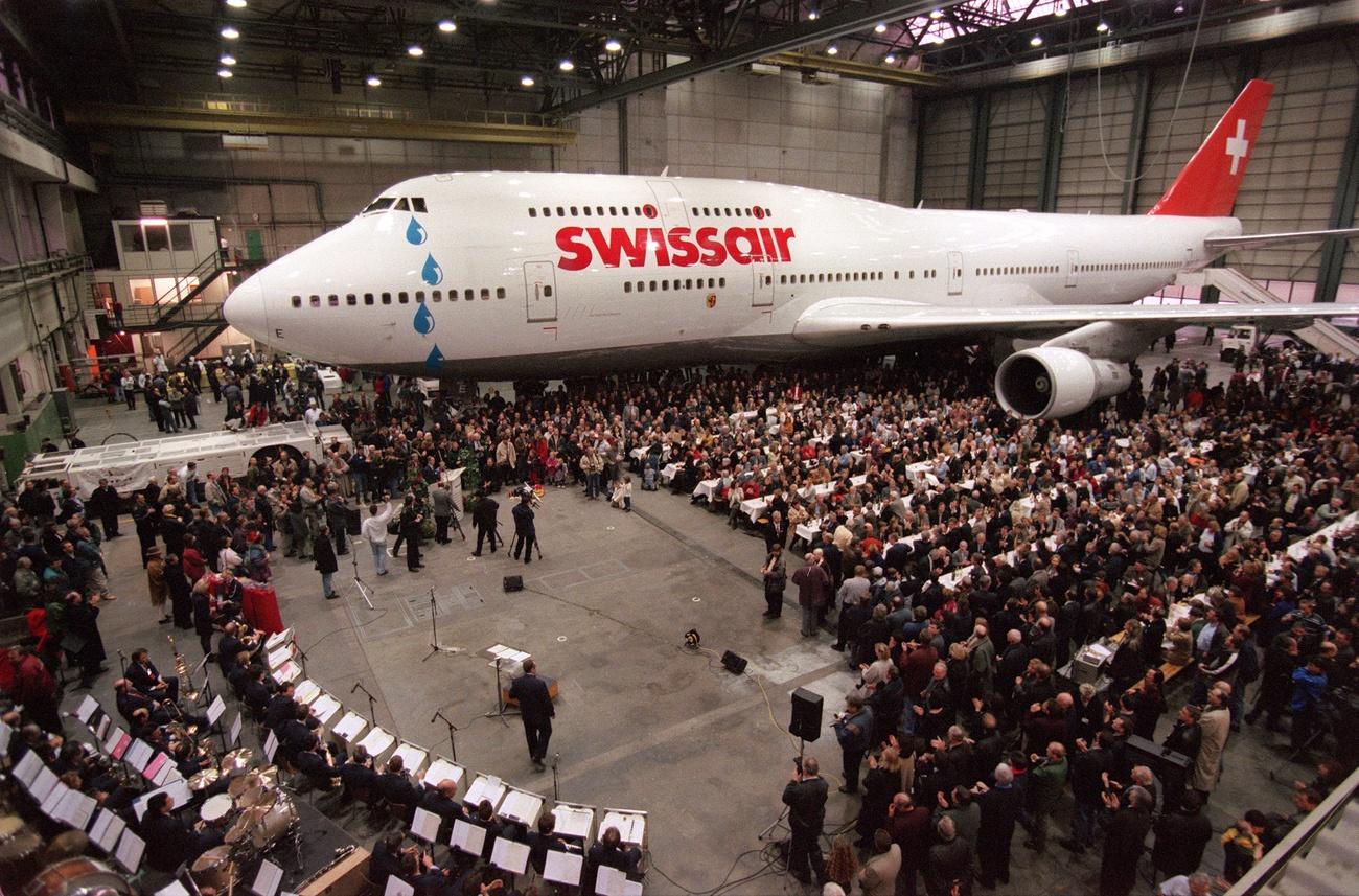 L'adieu au dernier Jumbo Jet 747 sous pavillon suisse, photographié le 10 janvier 2000 à l'aéroport de Zurich-Kloten. [Keystone - Christoph Ruckstuhl]