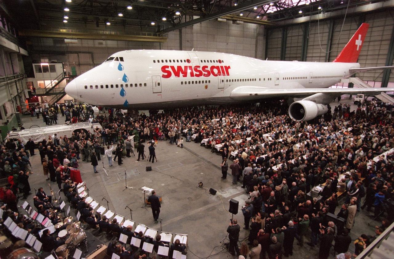 L'adieu au dernier Jumbo Jet 747 sous pavillon suisse, photographié le 10 janvier 2000 à l'aéroport de Zurich-Kloten. [Keystone - Christoph Ruckstuhl]