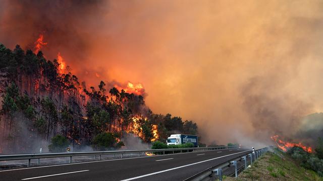 Des centaines de pompiers luttent contre un incendie dans le sud-ouest du Portugal. [Keystone - Paulo Cunha]