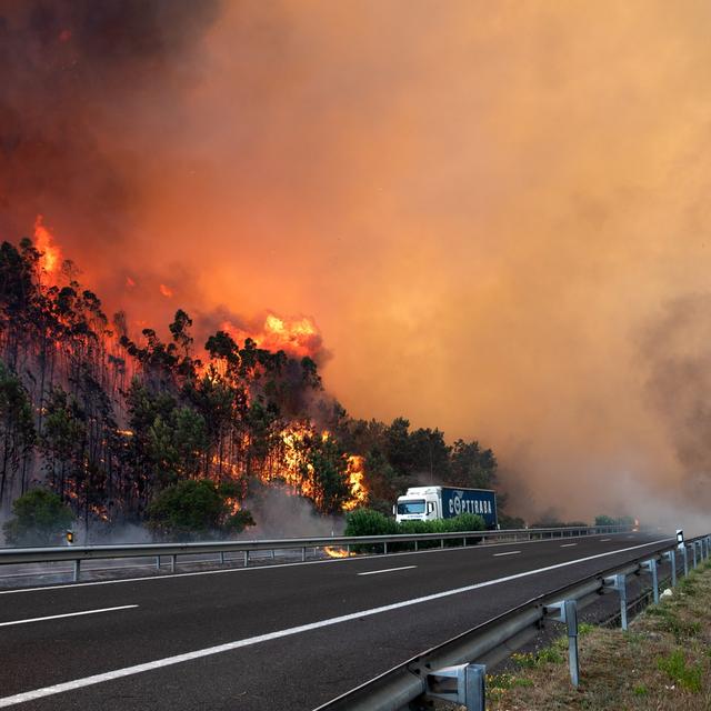 Des centaines de pompiers luttent contre un incendie dans le sud-ouest du Portugal. [Keystone - Paulo Cunha]