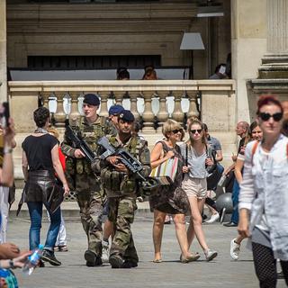 Des soldats patrouillent devant le Louvre à Paris le lendemain de l'attentat de Nice du 14 juillet 2016. [EPA - Christophe Petit Tesson]