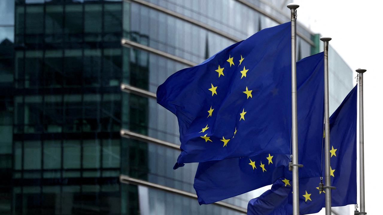 Des drapeaux européens devant le siège de la Commission européenne à Bruxelles, le 20 septembre 2023 (image d'illustration). [reuters - Yves Herman]