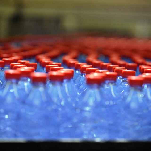 Des bouteilles sont vues sur une ligne de production de l'usine d'embouteillage d'eau minérale de Nestle Waters Supply à Vittel, dans le nord-est de la France, le 19 juillet 2010. [AFP - Jean-Christophe Verhaegen]