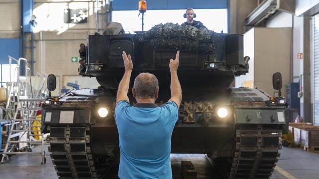 Un char Leopard II parqué dans un hangar à Thoune (BE). [Keystone - Peter Klaunzer]