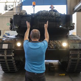 Un char Leopard II parqué dans un hangar à Thoune (BE). [Keystone - Peter Klaunzer]