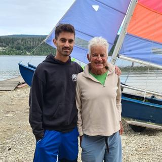 Jonas et Jean-Louis Raymond, du club nautique "Altitude 1004" à la Vallée de Joux, dans l'émission On se jette à l'eau du 27 juillet 2023. [RTS - Émilien Verdon]