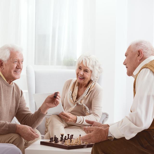 Seniors jouer aux échecs / Amitié entre seniors. [Depositphotos - ©Photographee.eu]