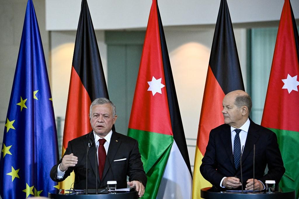 Le chancelier allemand Olaf Scholz et le roi Abdallah II de Jordanie donnent une conférence de presse commune après une réunion à la Chancellerie de Berlin. [AFP - Tobias Schwarz]