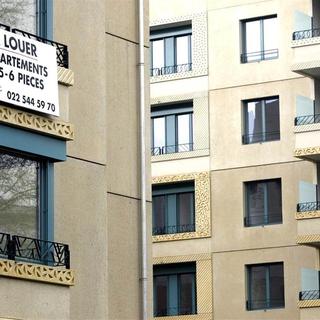 Un panneau "A Louer Appartement" est pose sur la facade d'un immeuble à Genève. [Keystone]