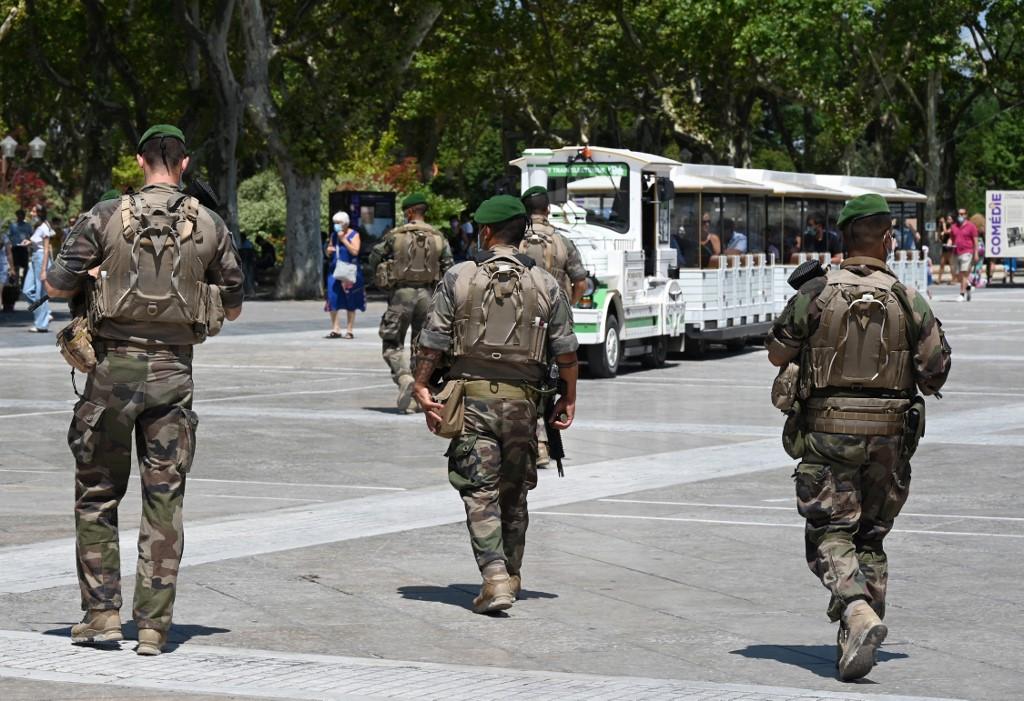 Des soldats de la Légion étrangère patrouillent dans le centre de Montpellier, dans le cadre de l'opération Sentinelle, en juillet 2021. [AFP - Pascal Guyot]