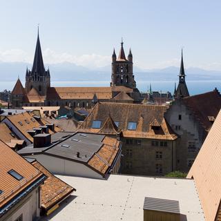 Une vue aerienne du quartier de la Cite de la ville de Lausanne avec la cathedrale Notre-Dame de Lausanne, et le batiment du Parlement vaudois ce dimanche 14 juillet 2019 a Lausanne. [Keystone - Leandre Duggan]