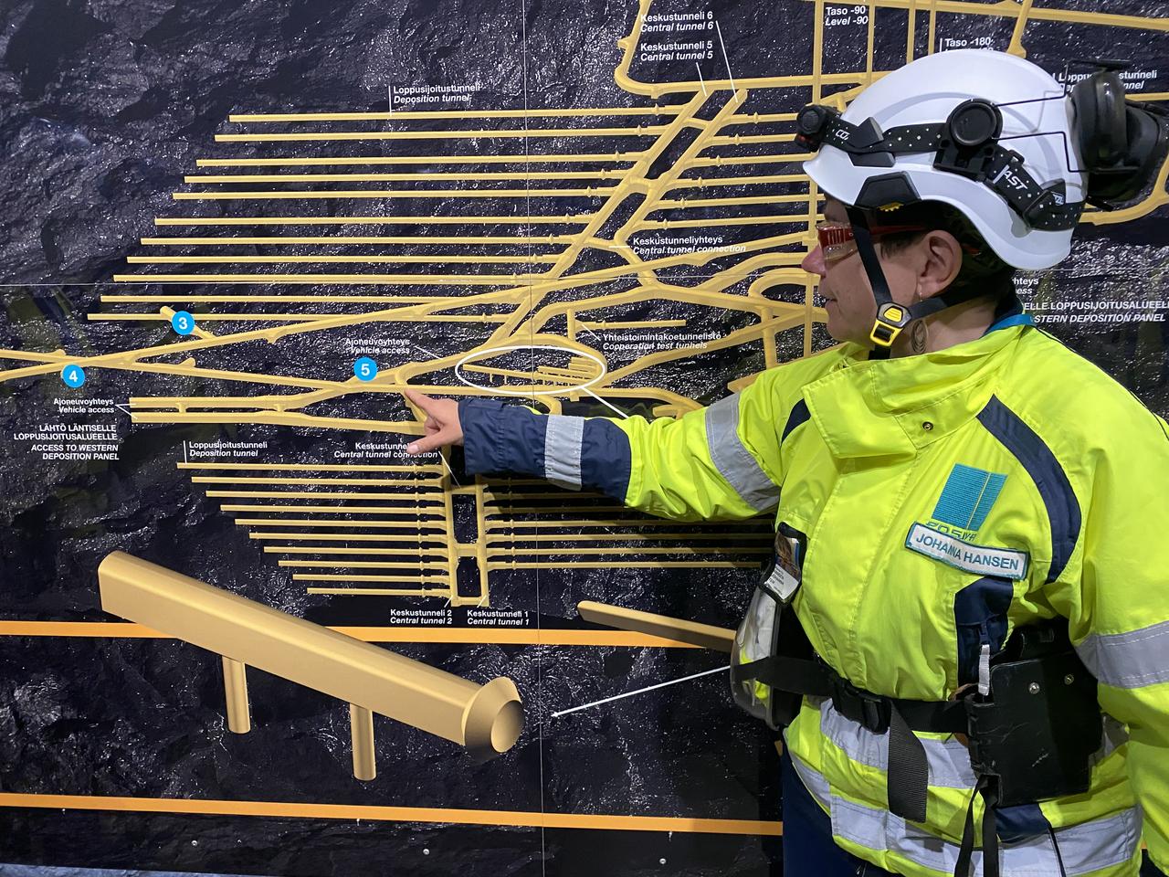 Johanna Hansen, géologue de formation, travaille depuis plus de vingt ans sur le site comme responsable de recherche. Elle se trouve devant un plan du dédale des galeries souterraines d'Onkalo, près de la centrale nucléaire finlandaise d'Olkiluoto. Mai 2023. [RTS - Sophie Iselin]