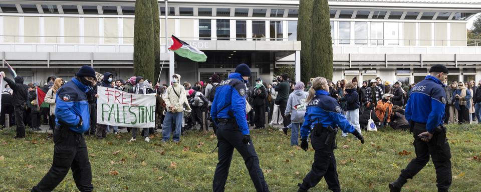 Des manifestants contre la venue d'Emmanuel Macron rassemblés sur le campus de l'université de Lausanne. [Keystone - Cyril Zingaro]