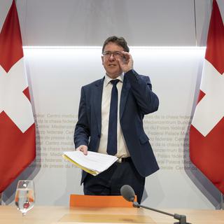 Le ministre Albert Rösti défend la loi sur le climat, attaquée en référendum par son parti l'UDC. [Keystone - Peter Schneider]
