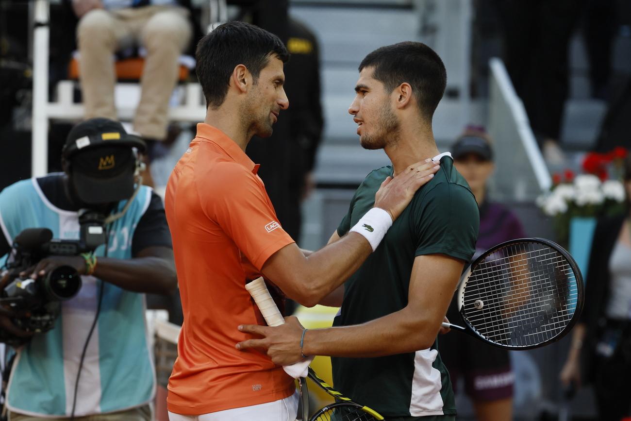 Le 7 mai 2022, Novak Djokovic et Carlos Alcaraz avaient connu leur seul et unique affrontement, avec victoire de l'Espagnol. Quid 13 mois et 2 jours plus tard? [EPA - Juanjo Martin]