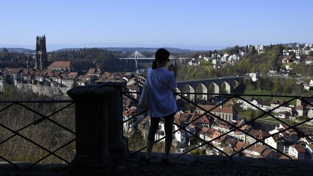 Une vue sur la ville de Fribourg depuis la terrasse de la chapelle de Lorette. [Keystone - Anthony Anex]