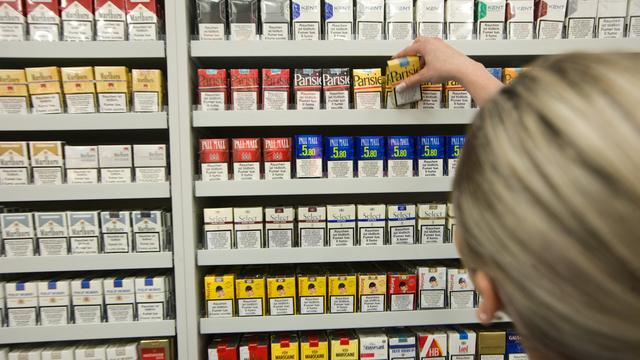 Interdiction prochaine de la promotion des cigarettes dans les kiosques valaisans. [Keystone - Martin Ruetschi]