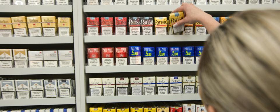 Interdiction prochaine de la promotion des cigarettes dans les kiosques valaisans. [Keystone - Martin Ruetschi]