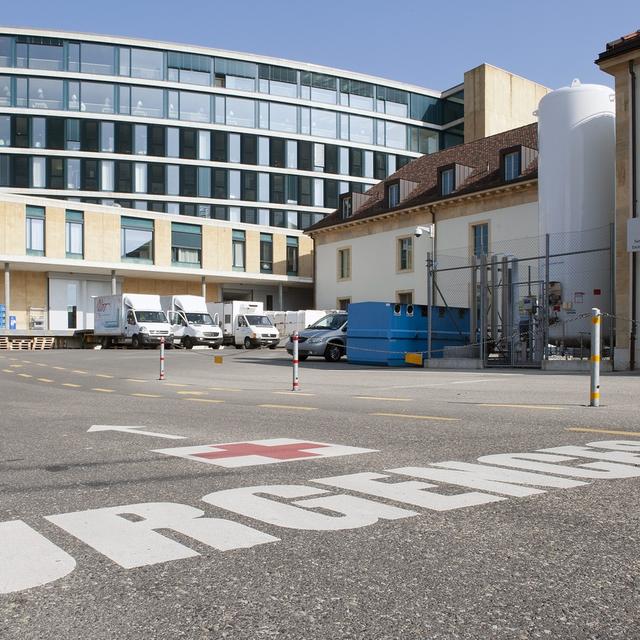 L'entrée des urgences de l'hôpital de Pourtales a Neuchâtel (photo d'illustration). [keystone - Sandro Campardo]