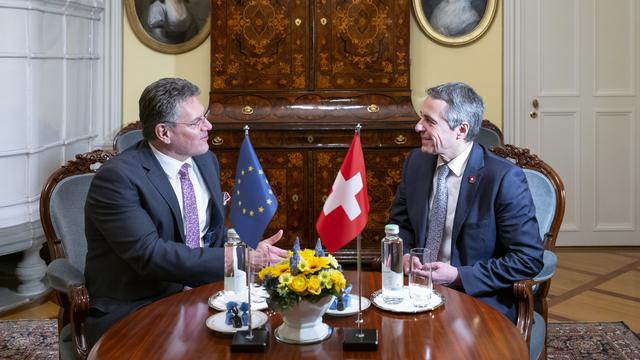 Maros Sefcovic optimiste avant sa rencontre avec Ignazio Cassis. [KEYSTONE - PETER SCHNEIDER]