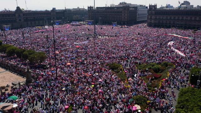 Inquiètes pour la démocratie, des centaines de milliers de personnes manifestent au Mexique. [EPA/ Keystone - Madla Hartz]