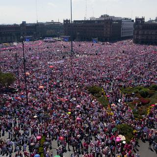 Inquiètes pour la démocratie, des centaines de milliers de personnes manifestent au Mexique. [EPA/ Keystone - Madla Hartz]