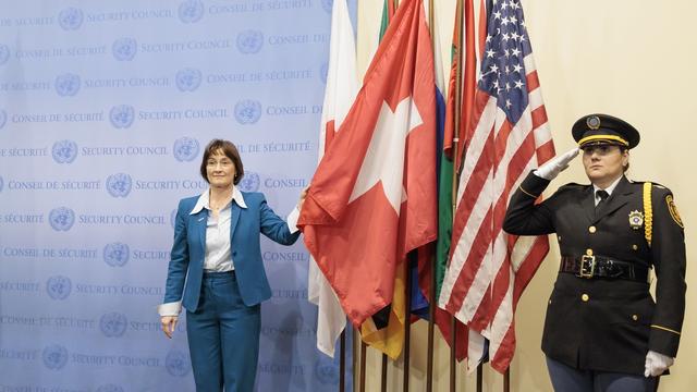 Le drapeau suisse a été installé mardi au siège des Nations unies à New York pour marquer l'entrée de la Confédération, pour deux ans, au Conseil de sécurité de l'organisation. [Keystone - Justin Lane]