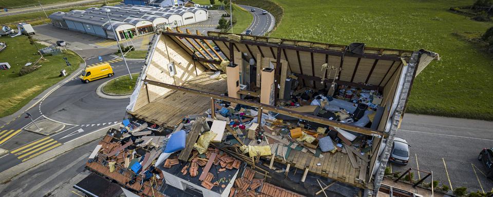 Une maison de la Chaux-de-Fonds dont le toit a complètement été arraché par la tempête qui a frappé la ville. [keystone - Valentin Flauraud]