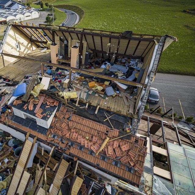 Une maison de la Chaux-de-Fonds dont le toit a complètement été arraché par la tempête qui a frappé la ville. [keystone - Valentin Flauraud]