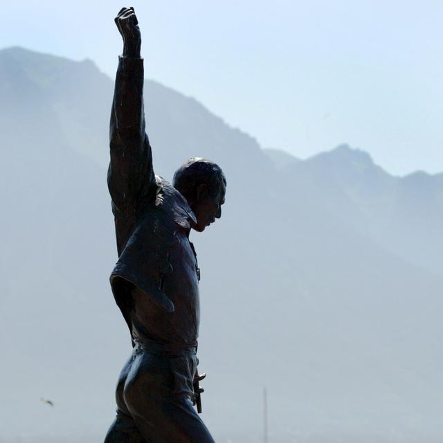 Une statue à Montreux de Freddie Mercury, leader bisexuel et chanteur charismatique du groupe de rock britannique Queen. [Keystone - Fabrice Coffrini]