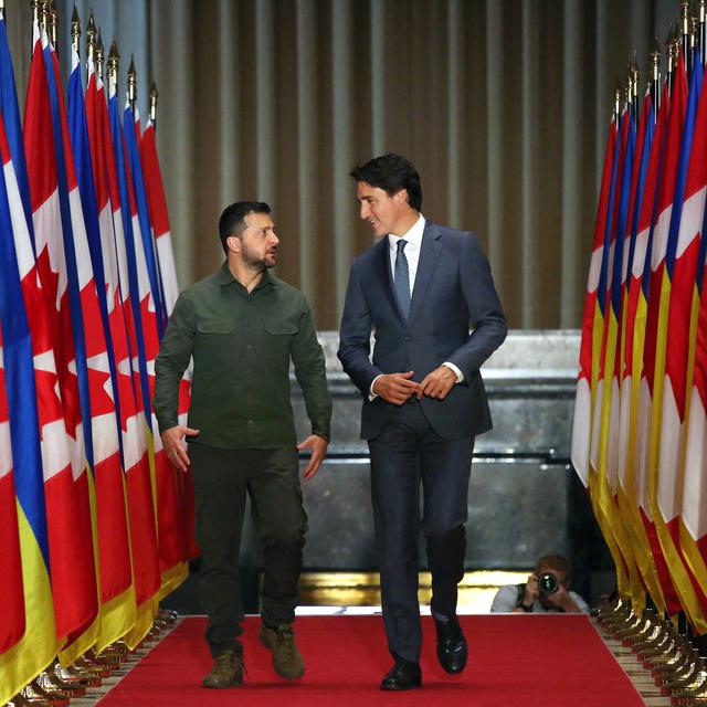 Le président ukrainien Volodymyr Zelensky marche aux côtés de Justin Trudeau avant une conférence de presse le 22 septembre à Ottawa. [AFP - Dave Chan]