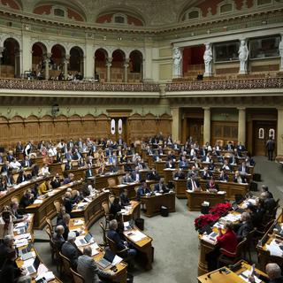 Les parlementaires votent lors de la session d'hiver des Chambres fédérales, le mardi 13 décembre 2022 au Conseil national à Berne. [Keystone - Anthony Anex]