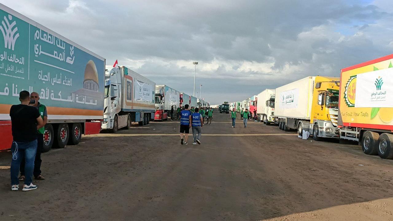 A Rafah, en Egypte, une file de camions transportant de l'aide humanitaire attend de pouvoir passer dans la bande de Gaza, le 17 octobre 2023. [Reuters - Stringer]