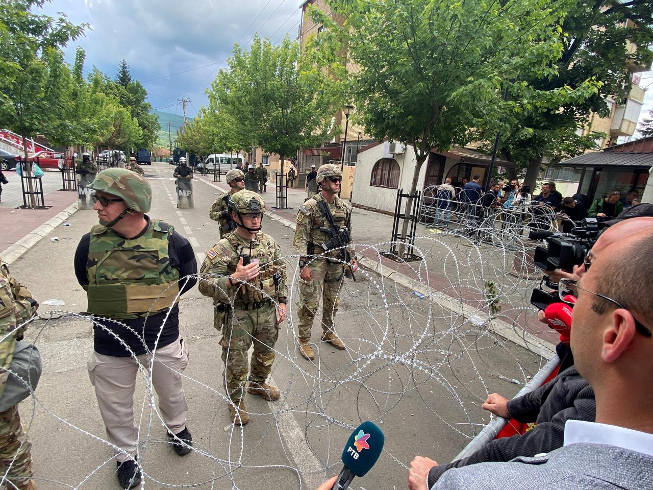 Des pourparlers entre un officier américain de la KFOR et des représentants de la communauté serbe, à Zvečan. [RTS - Alexandre Habay]