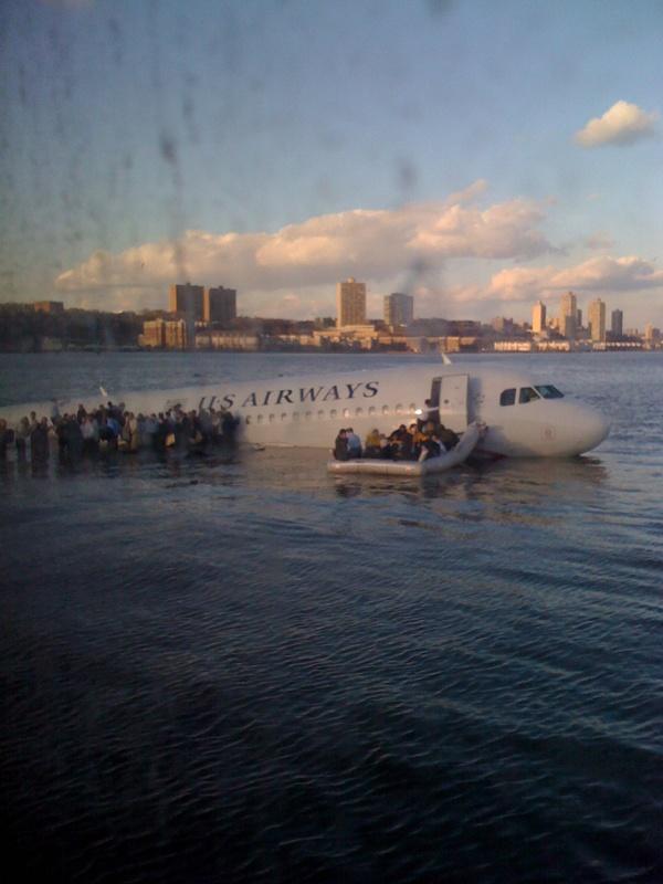 Première image de l'amerrissage de l'A320 sur l'Hudson à New York publiée sur Twitter le 15 janvier 2009. [Twitter]