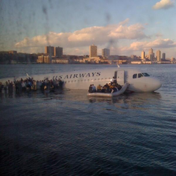 Première image de l'amerrissage de l'A320 sur l'Hudson à New York publiée sur Twitter le 15 janvier 2009. [Twitter]