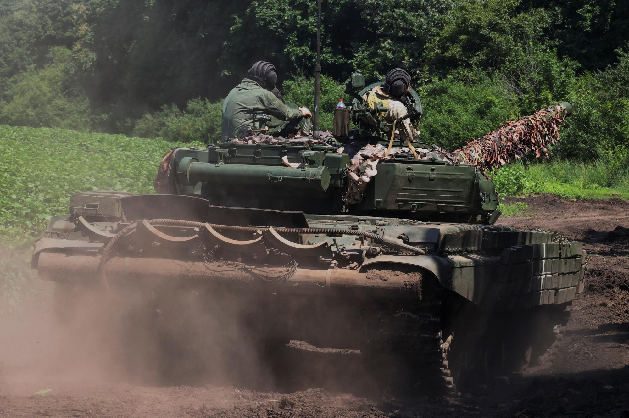 Des militaires ukrainiens à bord d'un char dans la région de Kharkiv, le 6 juillet 2023. [reuters - Vyacheslav Madiyevskyy]
