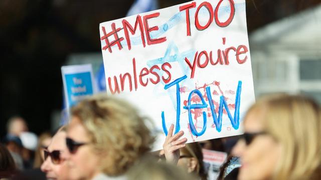 Sous le slogan "Metoo à moins que vous ne soyez juive", quelque 150 femmes ont manifesté lundi devant le siège de l'ONU à New York pour dénoncer le silence d'organisations féministes internationales face aux crimes du Hamas contre des Israéliennes le 7 octobre. [afp - Charly Tribailleau]