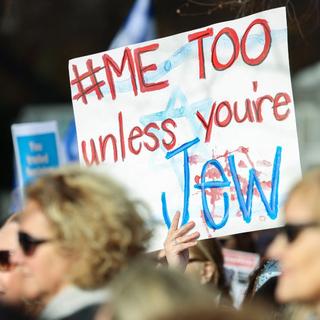 Sous le slogan "Metoo à moins que vous ne soyez juive", quelque 150 femmes ont manifesté lundi devant le siège de l'ONU à New York pour dénoncer le silence d'organisations féministes internationales face aux crimes du Hamas contre des Israéliennes le 7 octobre. [afp - Charly Tribailleau]
