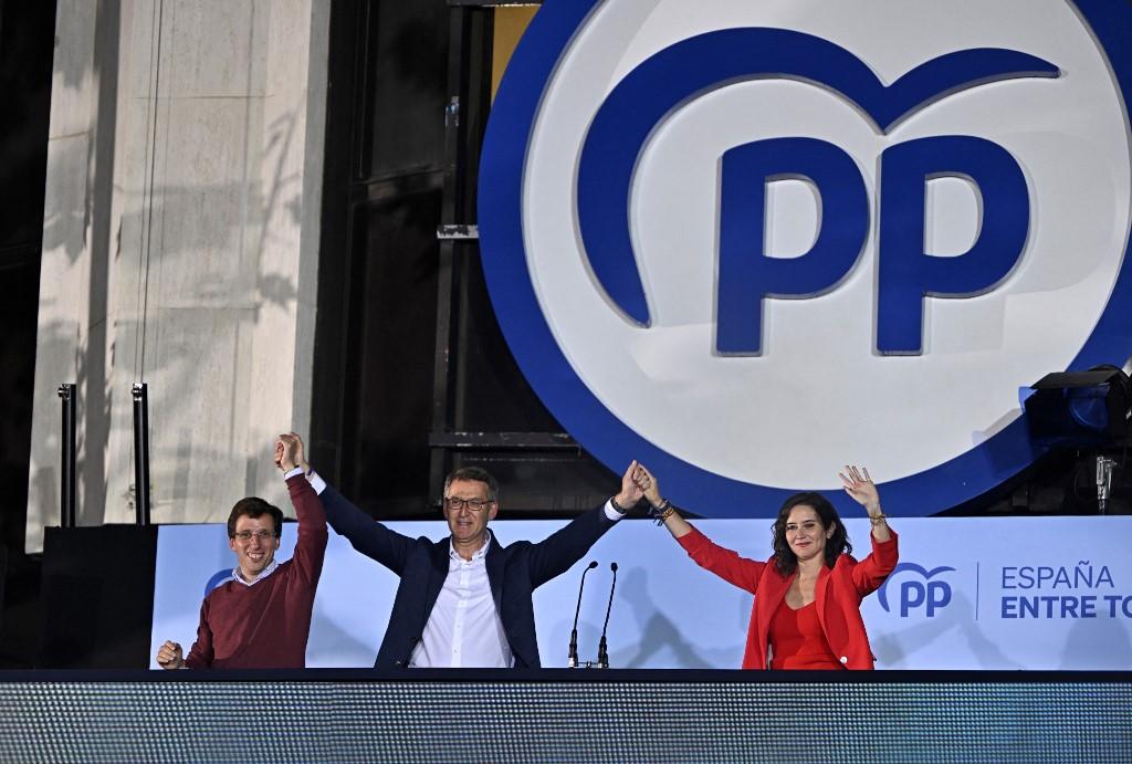 Alberto Núñez Feijóo (au centre), chef du PP, fête la victoire de son parti après l'annonce des résultats des élections locales et régionales en Espagne. [AFP - Javier Soriano]