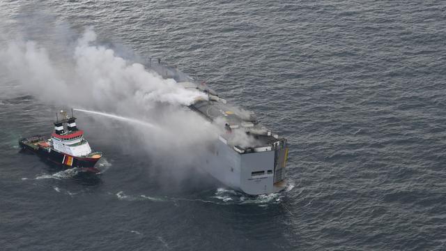 Le cargo est toujours en proie aux flammes. [Netherlands Coastguards / AFP]