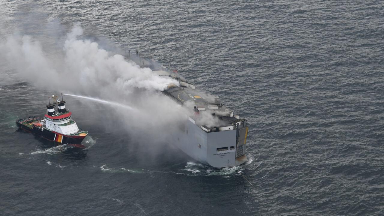 Le cargo est toujours en proie aux flammes. [Netherlands Coastguards / AFP]