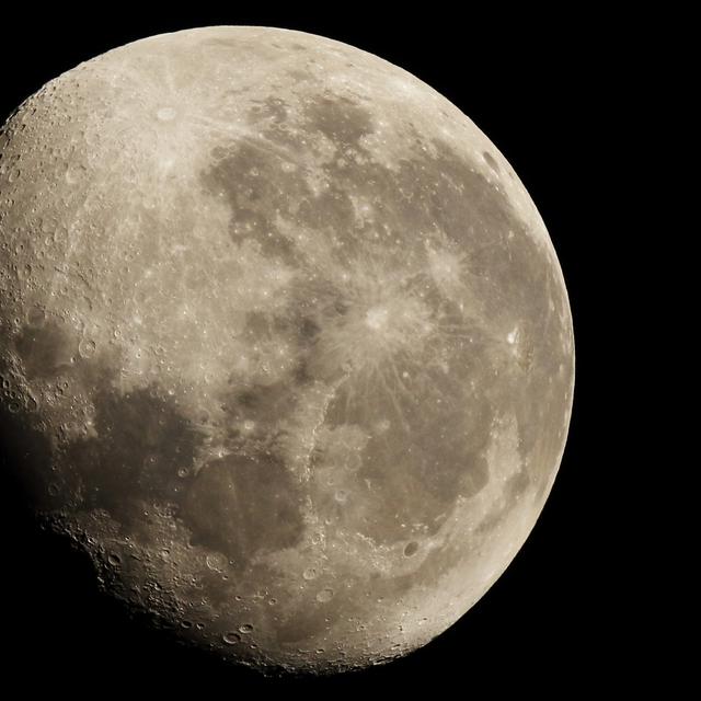 La Lune possède, comme la Terre, un centre solide, un cœur métallique dont la consistance ressemble à celle du fer. [Depositphotos - Wirestock]