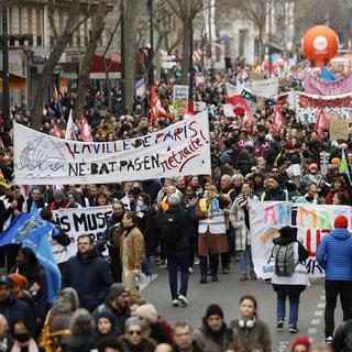 En France, quatrième journée de manifestation contre la réforme des retraites. Ici le cortège parisien de ce 11 février. [Keystone - AP Photo/Lewis Joly]