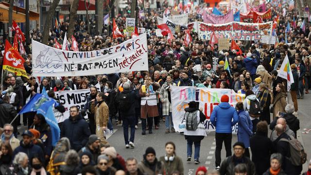 En France, quatrième journée de manifestation contre la réforme des retraites. Ici le cortège parisien de ce 11 février. [Keystone - AP Photo/Lewis Joly]