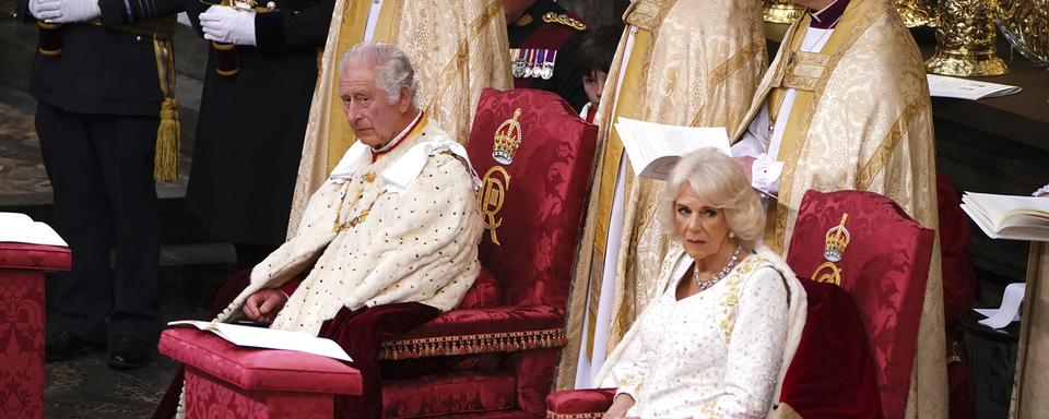 Le roi Charles III et la reine Camilla pendant la cérémonie de couronnement dans l'Abbaye de Westminster, Londres. [Keystone/Pool via AP - Yui Mok]